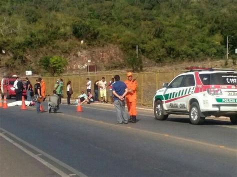 G Motociclista Perde Equil Brio Bate Em Nibus E Morre Atropelado