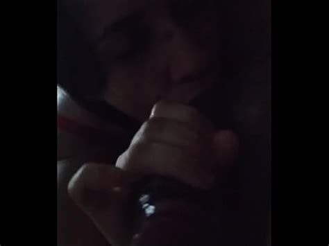 Ela chupa até fazer barulho XVIDEOS