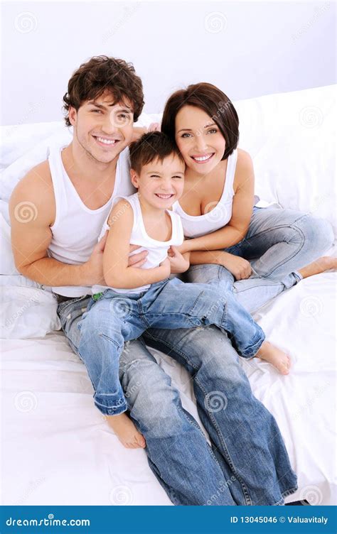 Retrato Do ângulo Elevado Da Família Feliz Foto de Stock Imagem de