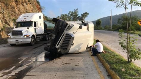 Cabezal Volc Aparatosamente En La Carretera De San Antonio La Paz