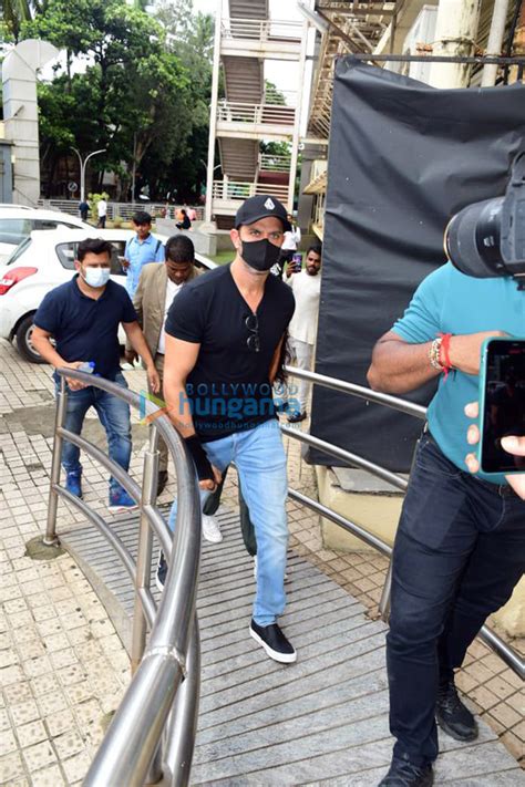 Photos Hrithik Roshan And Saba Azad Snapped At Special Preview Of