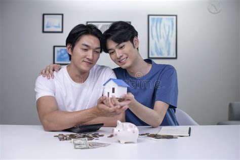Pareja Gay De Asia Ahorra Dinero Para Comprar Una Casa Pareja De Hombres De Lgbt Ahorrando