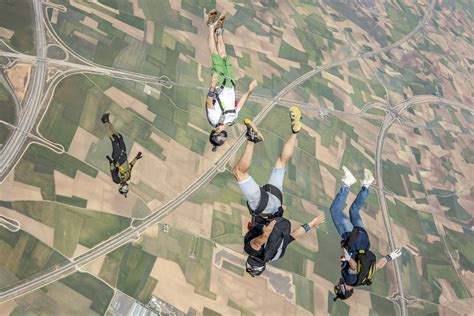 ¿a Qué Velocidad Cae Un Paracaidista Skydive Madrid