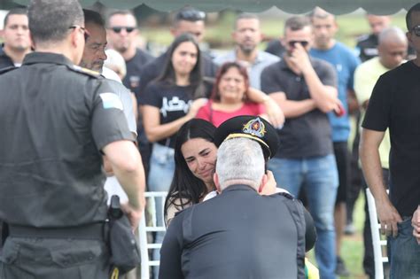 Pm Baleado No Morro Do Urubu é Enterrado Na Zona Oeste Rio De Janeiro