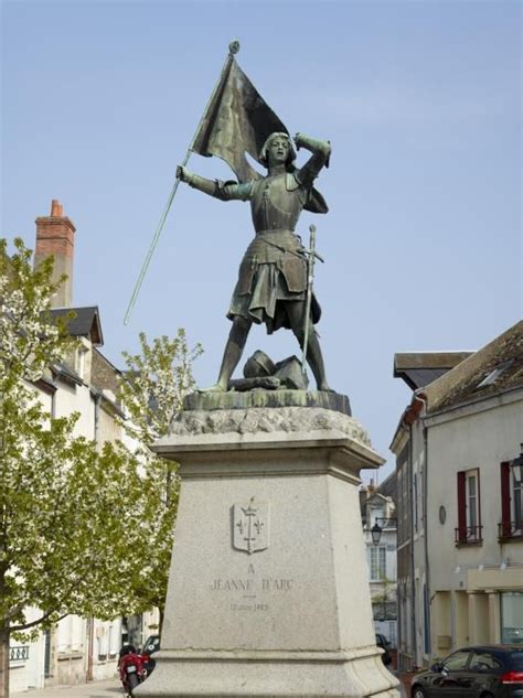 Statue De Jeanne D Arc Place Du Martroi Jargeau Statue Monument