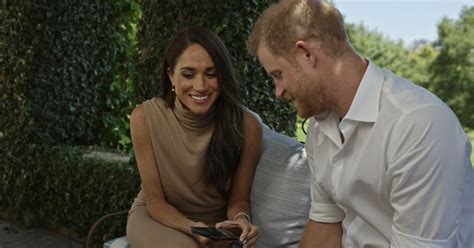 Pr Ncipe Harry E Meghan Markle Aparecem Juntos Ap S Pol Mica De