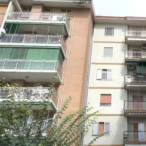 Napoli Gi Dal Balcone A Anni In Chat Lo Insultavano E Gli