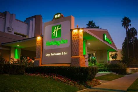 Holiday Inn And Suites Anaheim 1 Blk Disneyland® Los Angeles Hotels Undercover Tourist