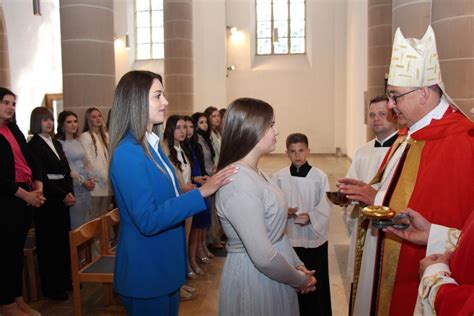 FOTO VELIKO SLAVLJE U HAGENU Mladi I Djeca Primili Sakramente Svete