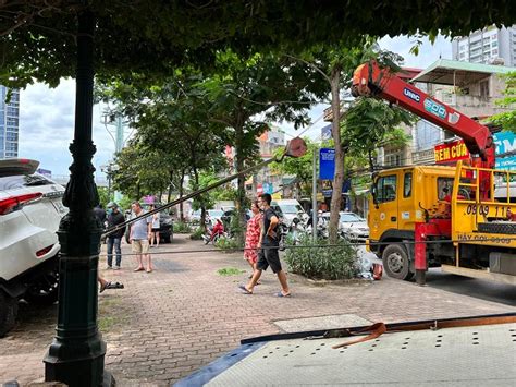 Chùm ảnh giải cứu xe Toyota Fortuner và nữ tài xế tắm sông Hà Nội giữa trời nắng gay gắt