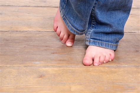 Les Enfants Doivent Absolument Marcher Pieds Nus Explications