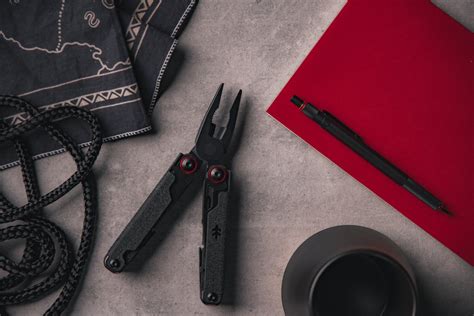 Praktisch | Swiss Tech 17-in-1 Multi Tool | AUS-8 Steel, Leather Sheath ...