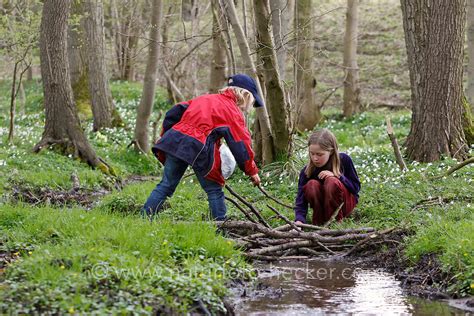 Kind Am Bach Naturfoto Frank Hecker