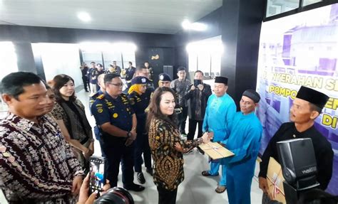 Kepala KSOP Dan Anggota DPR RI Cen Sui Lan Serahkan Sertifikat Laik