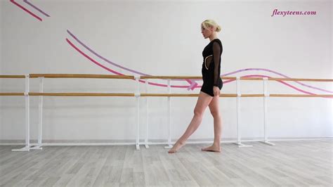 Anna Sigarga Performs Naked Spreading Legs Russian Porn By Flexy Teens XHamster