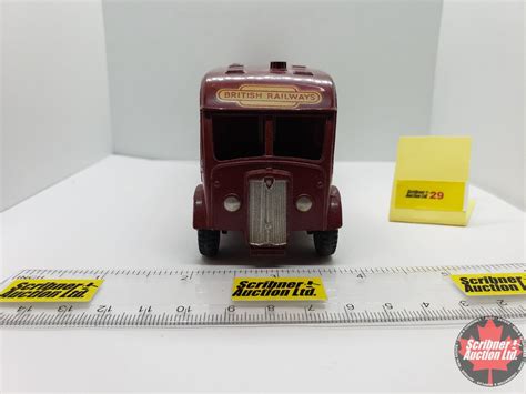 DINKY Toys #581 HORSE BOX "Express Horse Box Hire Service" Made in England by Meccano Ltd. (Scale 1: