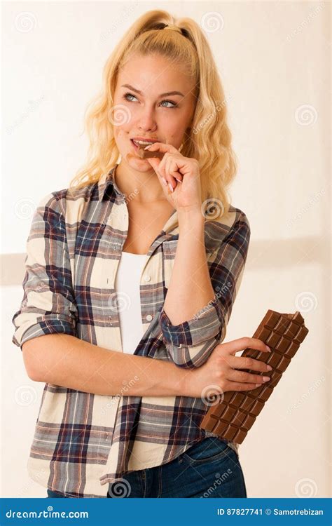 La Belle Femme Blonde Mange D Un Grand Chocolat Image Stock Image Du
