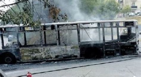 Roma Autobus In Fiamme Paura Al Deposito Di Tor Pagnotta