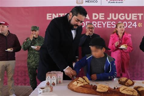 Festejan a los niños de Texcaltitlán con juguetes y rosca Capital