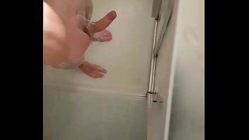 Fibi6 filmé en secret sous la douche alors qu il se masturbe et jouit après avoir skié XVIDEOS
