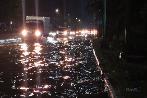 Hujan Deras Di Surabaya Beberapa Daerah Banjir Jatim