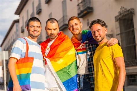 Festa Do Orgulho Gay Na Cidade Retrato De Casais De Homens Na Manifesta O As Bandeiras Do