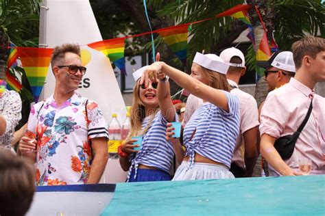Pride Parade Anual Lgbt Impresiones Del Homosexual Y Lesbiana Que Participa En Pride Parade Gay