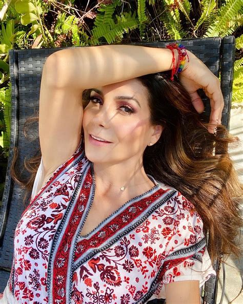 Saliendo De La Alberca Patricia Manterola Roba Las Miradas De Sus Fans Al Posar En Bikini En