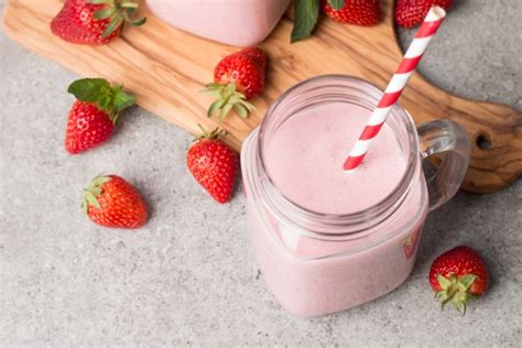 Agua cremosa de fresa con canela refréscate con una rica bebida casera