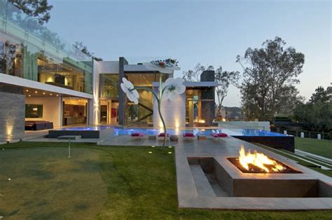 Ultra-modern Summit House in Beverly Hills