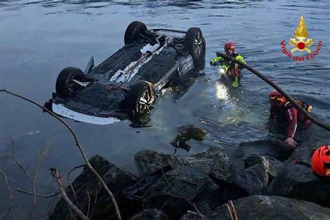 Morta Con Lauto Nel Lago Il Carro Funebre Sbaglia Strada E Rimane