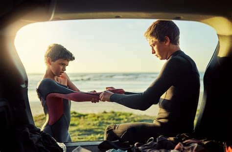 Para eso están los hermanos mayores foto de un joven surfista ayudando