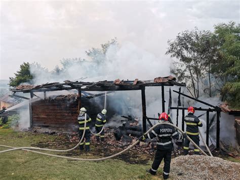 Un Grajd A Fost Mistuit De Fl C Ri Noaptea Trecut Ntr O Comun Din