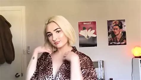 Free Quick Strip Porn Videos XHamster