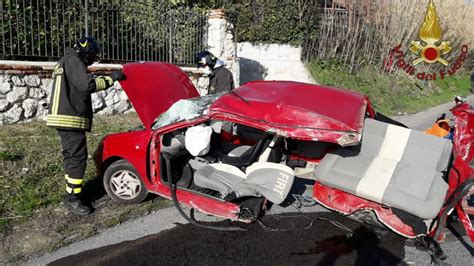 Tremendo Incidente A Guidonia Tra Due Auto Una Si Disintegra