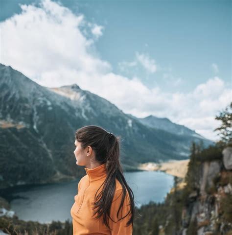 Chica Excursionista De Pie En La Cima Mujer Exitosa Excursionista