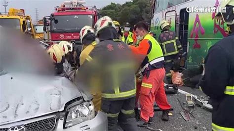 遊覽車失控撞死轎車情侶！ 司機多次違規遭羈押 華視新聞 Line Today