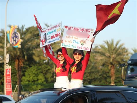 Bạn gái Lâm Tây và dàn hot girl gây náo loạn đường phố trong trận ĐT Việt Nam hòa ĐT Thái Lan