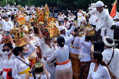 Persiapan Persembahyangan Hari Raya Kuningan Di Bali