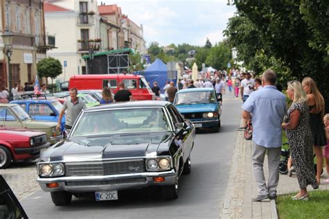 111 aut zaparkowało na opatowskim rynku VII Spotkania Pojazdów Dawnych