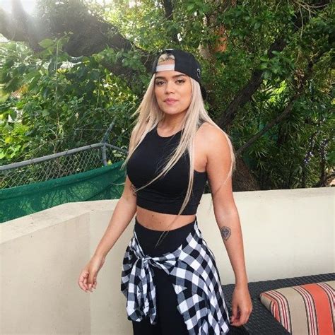 Karol G Cómo usar gorra con el estilo urbano Realities Pequeños