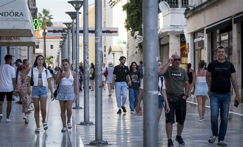 Slobodna Dalmacija Turisti Po Splitu Sad Etaju U Mudantama Danas