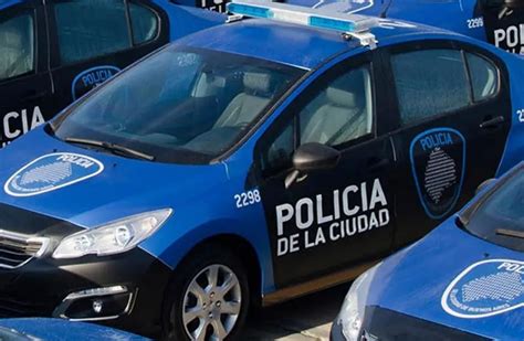 Una mujer policía salvó a un niño que se había atragantado y no podía