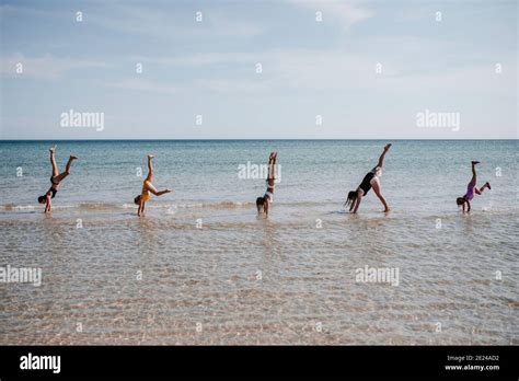 Mutter tochter mädchen bikini Fotos und Bildmaterial in hoher Auflösung Alamy