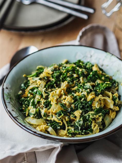 Oeufs brouillés au chou kale cuit Recette santé facile