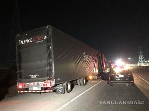 Mujer Choca Por Esquivar A Un Lomito En La Antigua Carretera A Monclova