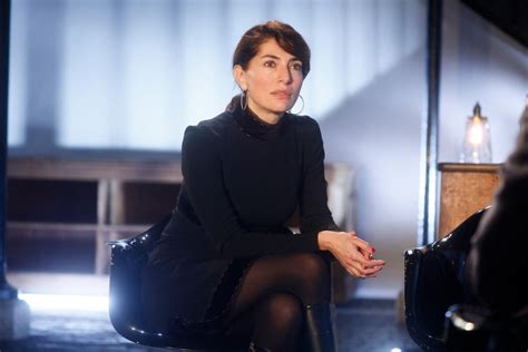 Photo Dans ce nouveau numéro Caterina Murino est face à Bernard