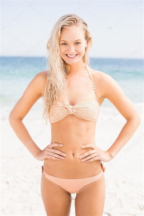 Retrato De Una Mujer Bonita En Bikini De Pie En La Playa Fotograf A De