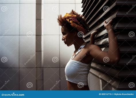 Portrait De Belle Fille Africaine De Mode Avec Le Maquillage Lumineux Dehors Photo Stock Image