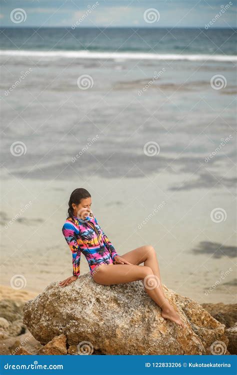 Sexy M Dchen Welches Das Sitzen Auf Felsen Am Strand Aufwirft